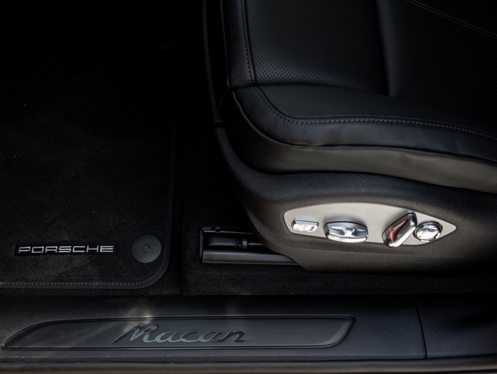 Certified 2025 Porsche Macan image 21