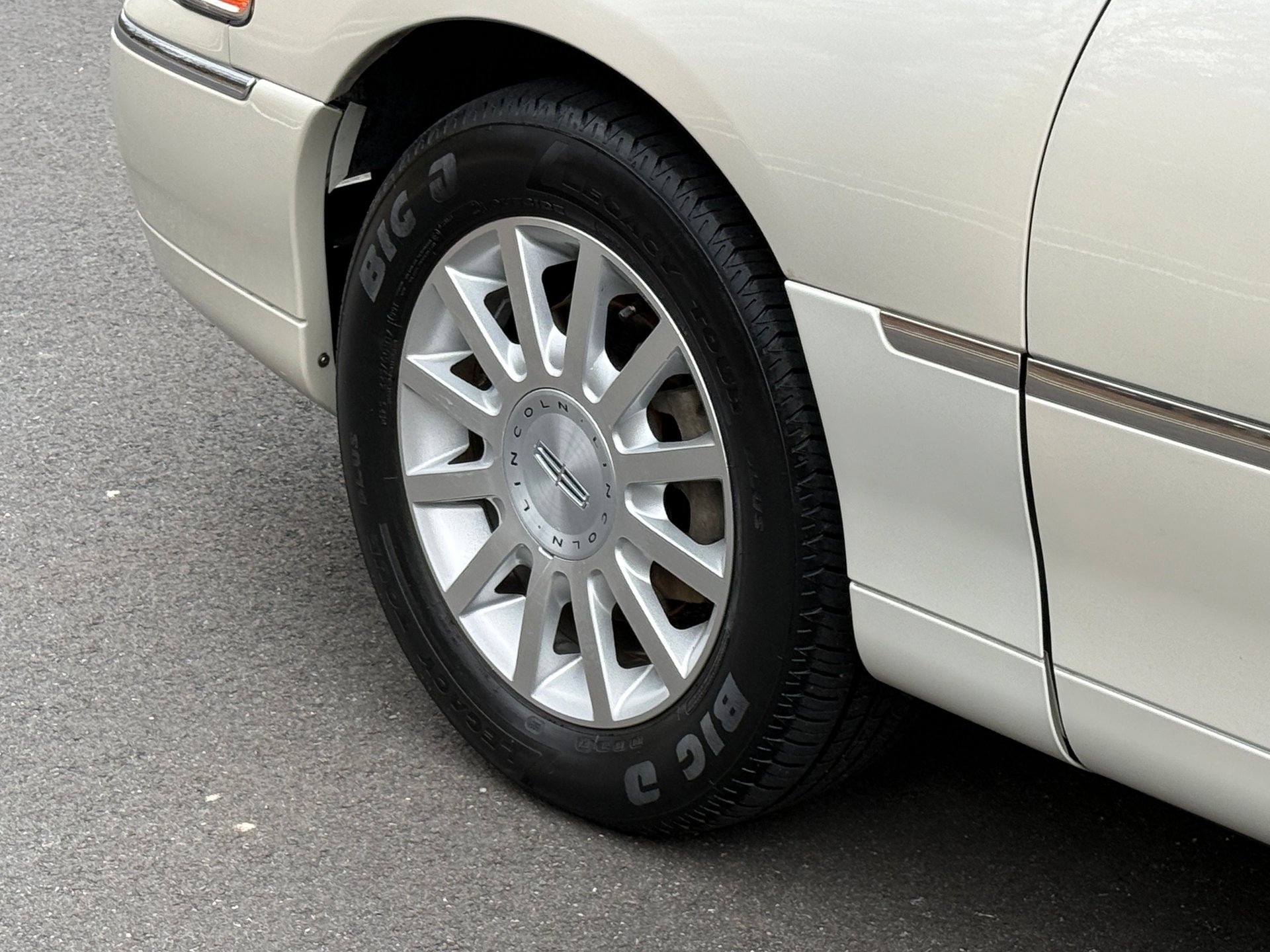 Used 2006 Lincoln Town Car Signature image 13