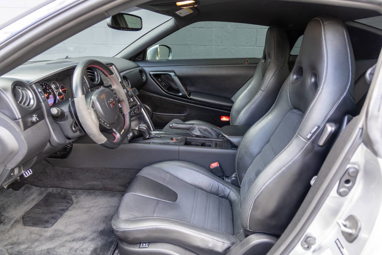 Used 2016 Nissan GT-R Premium image 16