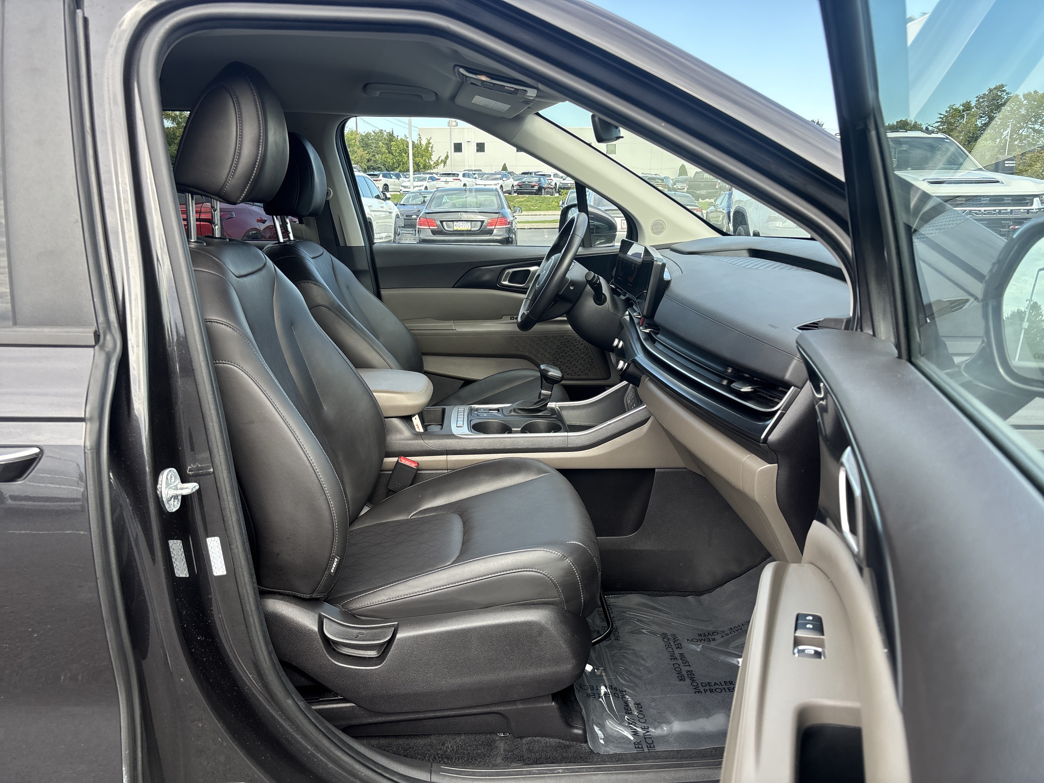 Used 2025 Kia Carnival FWD image 26