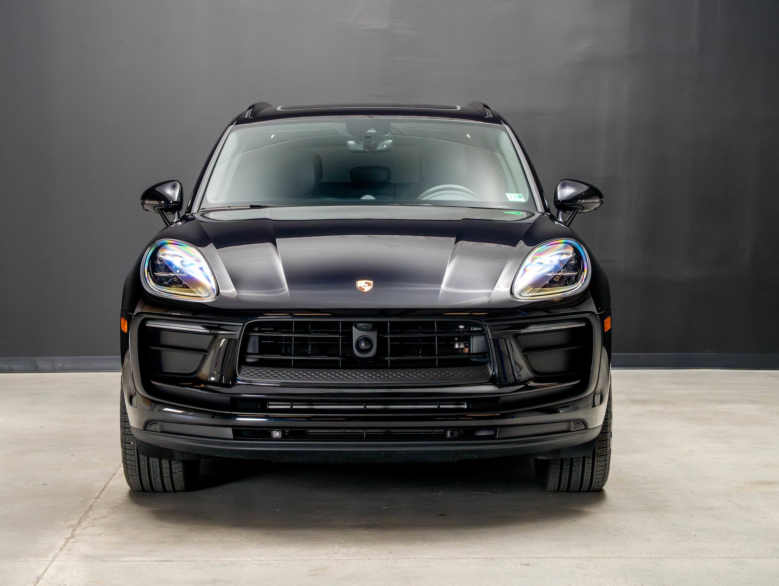 Certified 2025 Porsche Macan AWD/4WD image 10