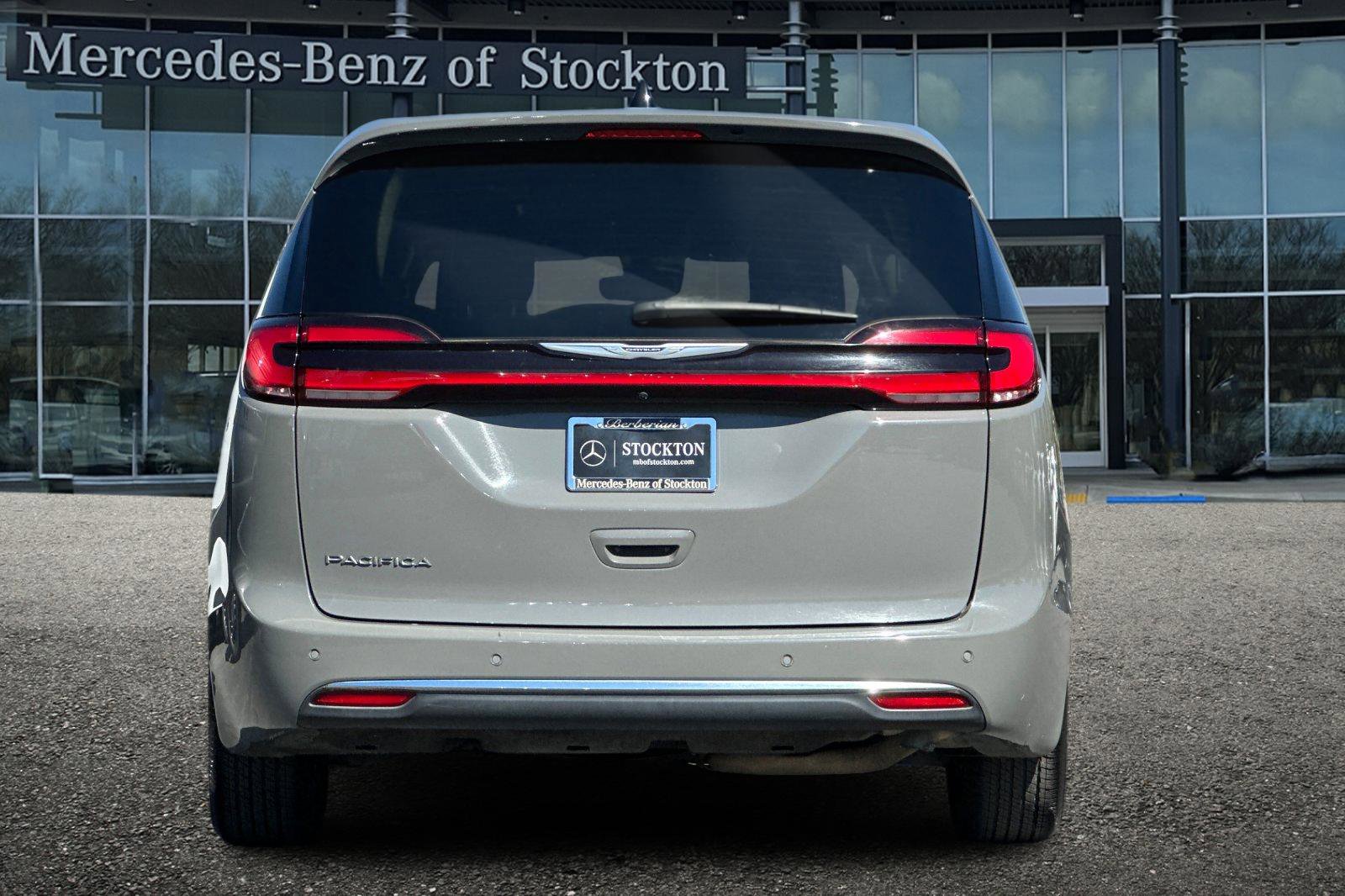 Used 2023 Chrysler Pacifica Touring-L image 5