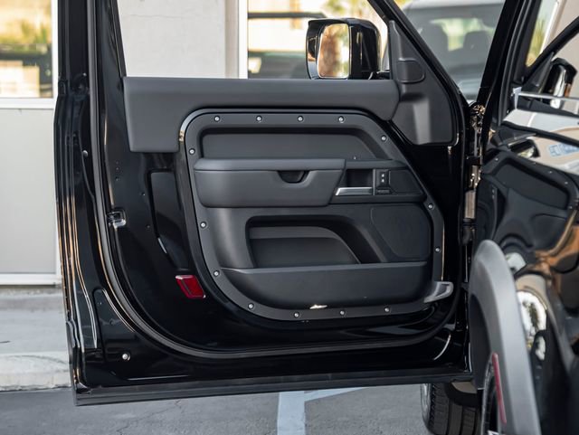 Used 2025 Land Rover Defender 90 X-Dynamic SE image 16