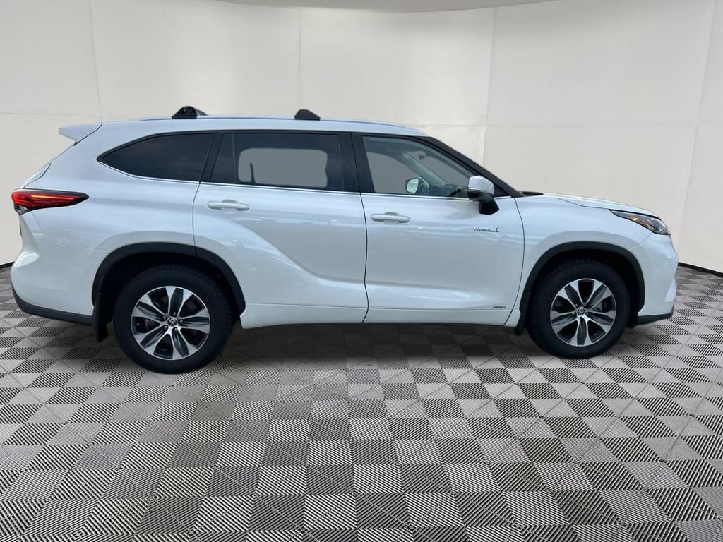 Used 2020 Toyota Highlander XLE AWD/4WD image 9