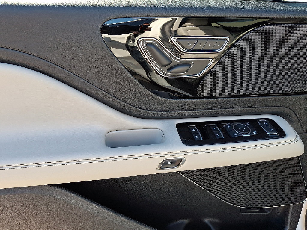 Used 2025 Lincoln Aviator AWD image 15