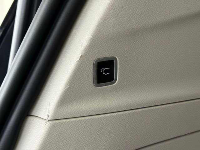 Used 2024 Chrysler Pacifica Touring-L image 5