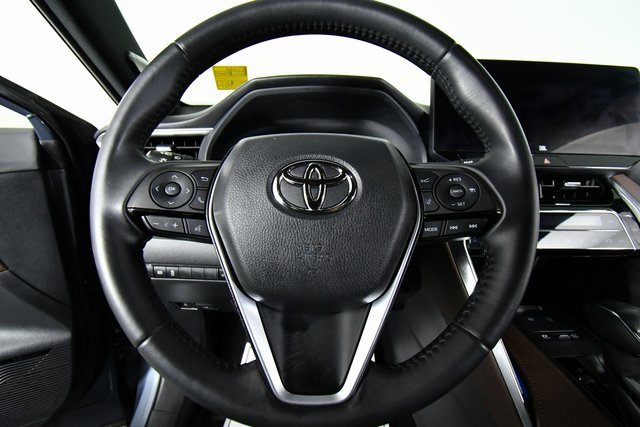 Used 2023 Toyota Venza XLE image 2