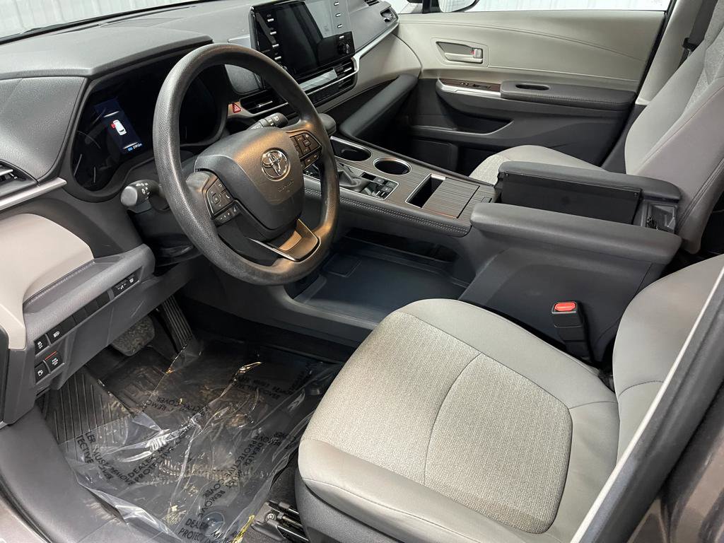 Used 2024 Toyota Sienna LE image 27