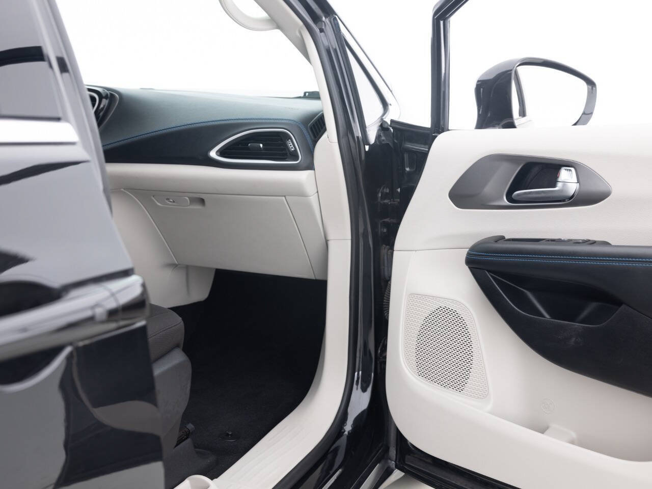 Used 2021 Chrysler Pacifica Touring FWD image 28