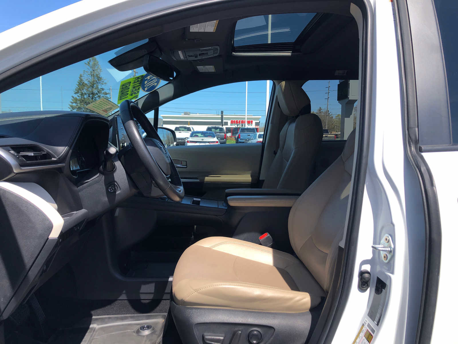 Used 2024 Toyota Sienna Limited image 21