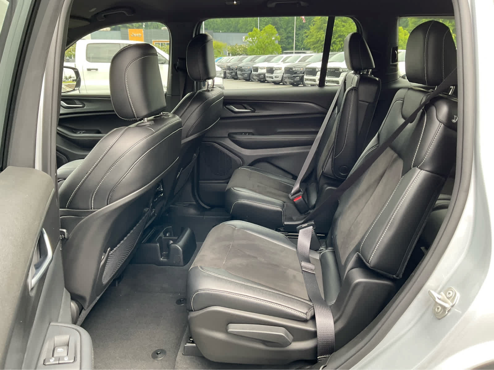 Used 2023 Jeep Grand Cherokee L Laredo RWD image 22