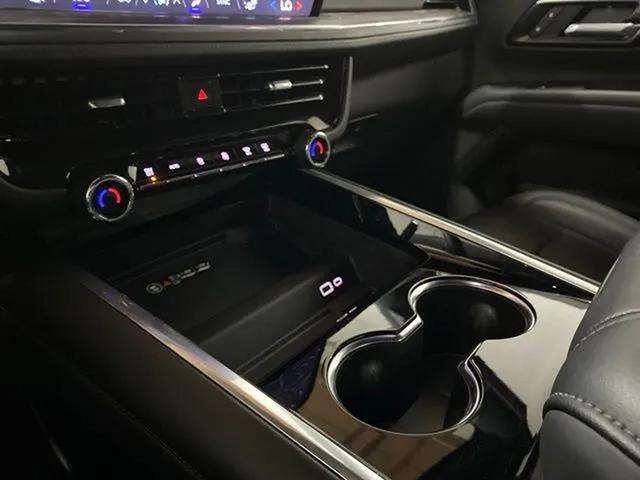 Used 2025 Chevrolet Suburban LT RWD image 55