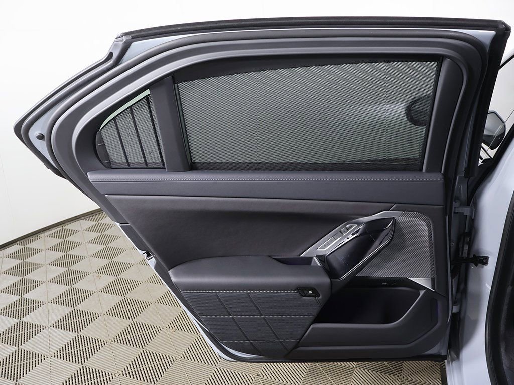 Used 2025 BMW i7 xDrive60 w/ Premium Package AWD/4WD image 26