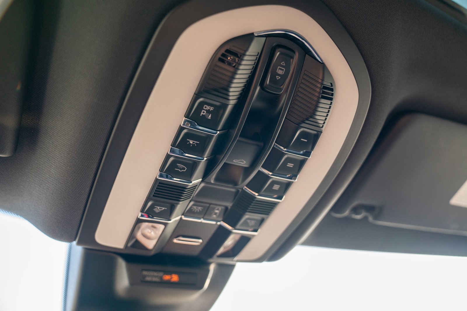 Certified 2022 Porsche Macan AWD/4WD image 22