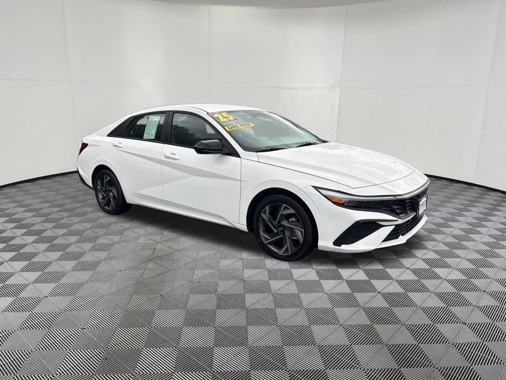 Used 2025 Hyundai Elantra Sport FWD image 3