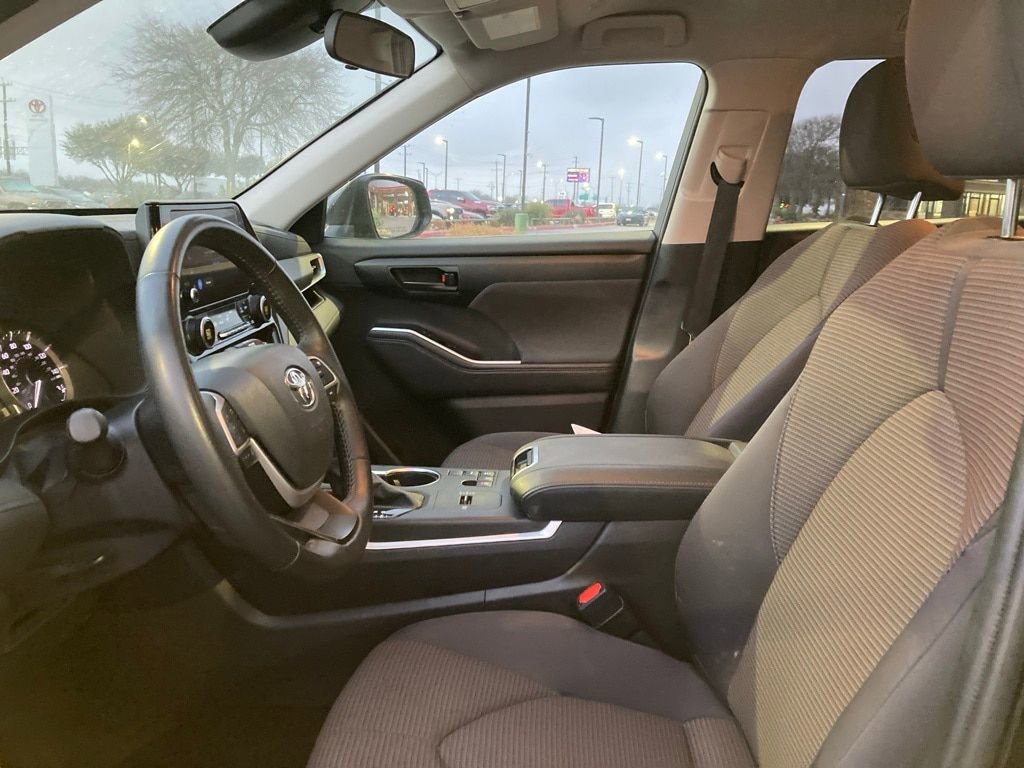 Certified 2025 Toyota Highlander LE FWD image 10