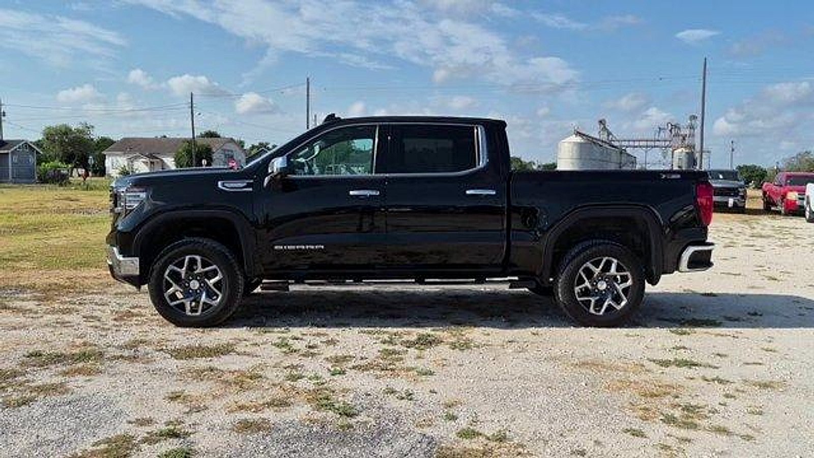 Used 2023 GMC Sierra 1500 SLT AWD/4WD image 5
