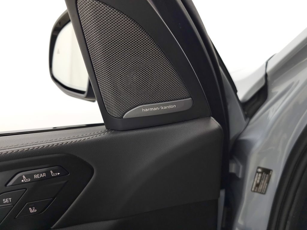 Used 2023 BMW X7 xDrive40i w/ M Sport Package AWD/4WD image 16