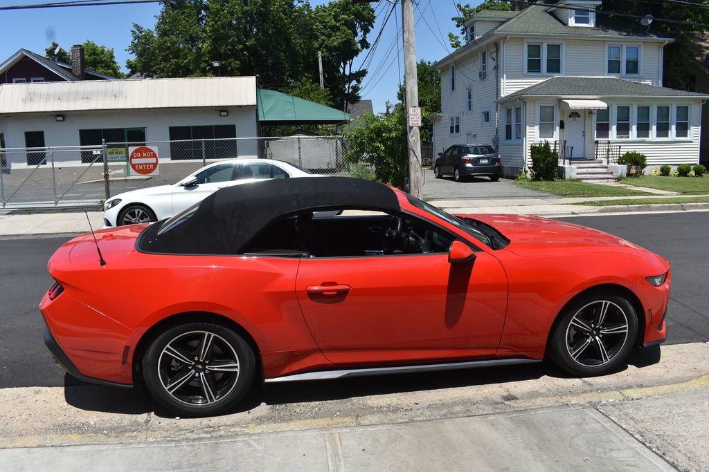 Used 2024 Ford Mustang Convertible RWD image 12