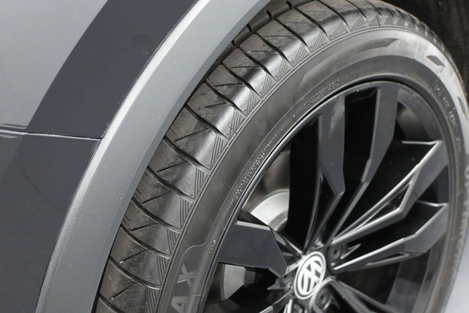 Used 2020 Volkswagen Tiguan SE R-Line AWD/4WD image 14