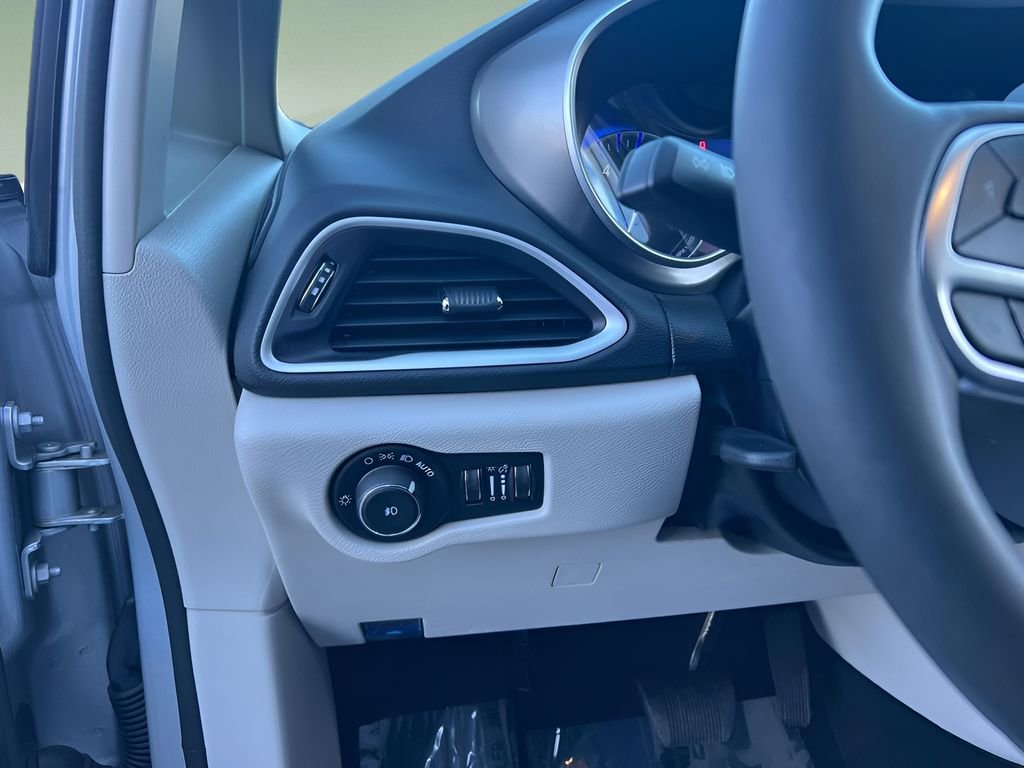 Used 2024 Chrysler Pacifica Touring-L image 11