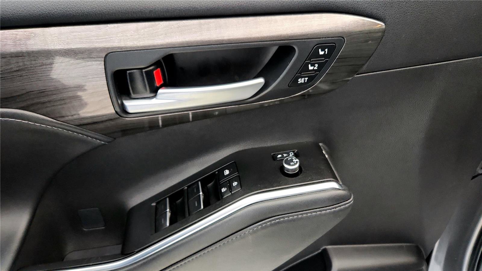 Certified 2025 Toyota Highlander Platinum image 24