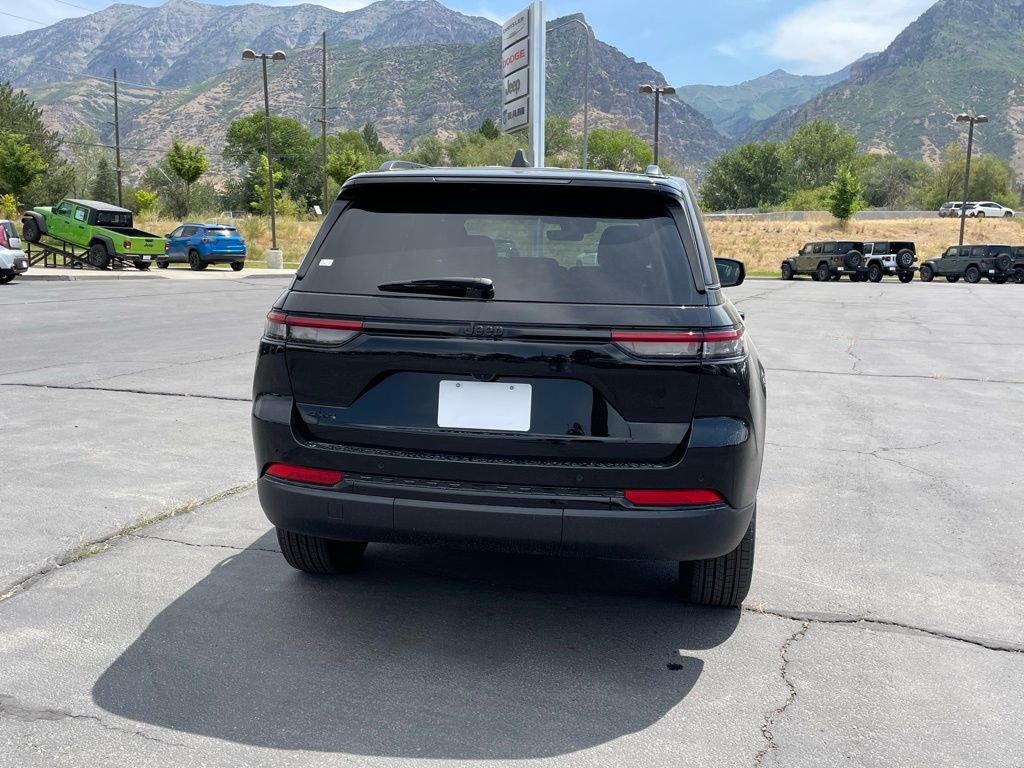 New 2025 Jeep Grand Cherokee Altitude image 11