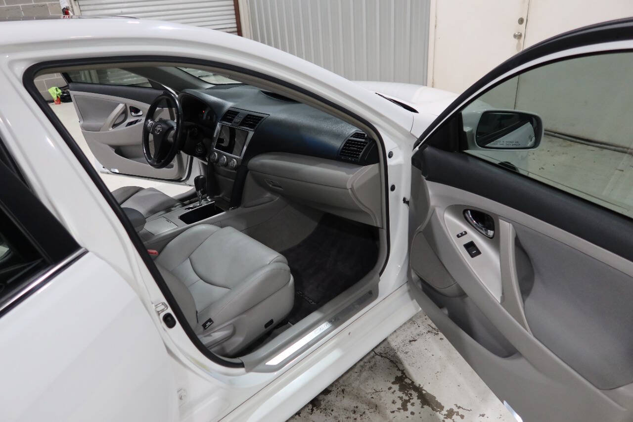 Used 2011 Toyota Camry SE w/ SE Extra-Value Pkg #1 FWD image 12