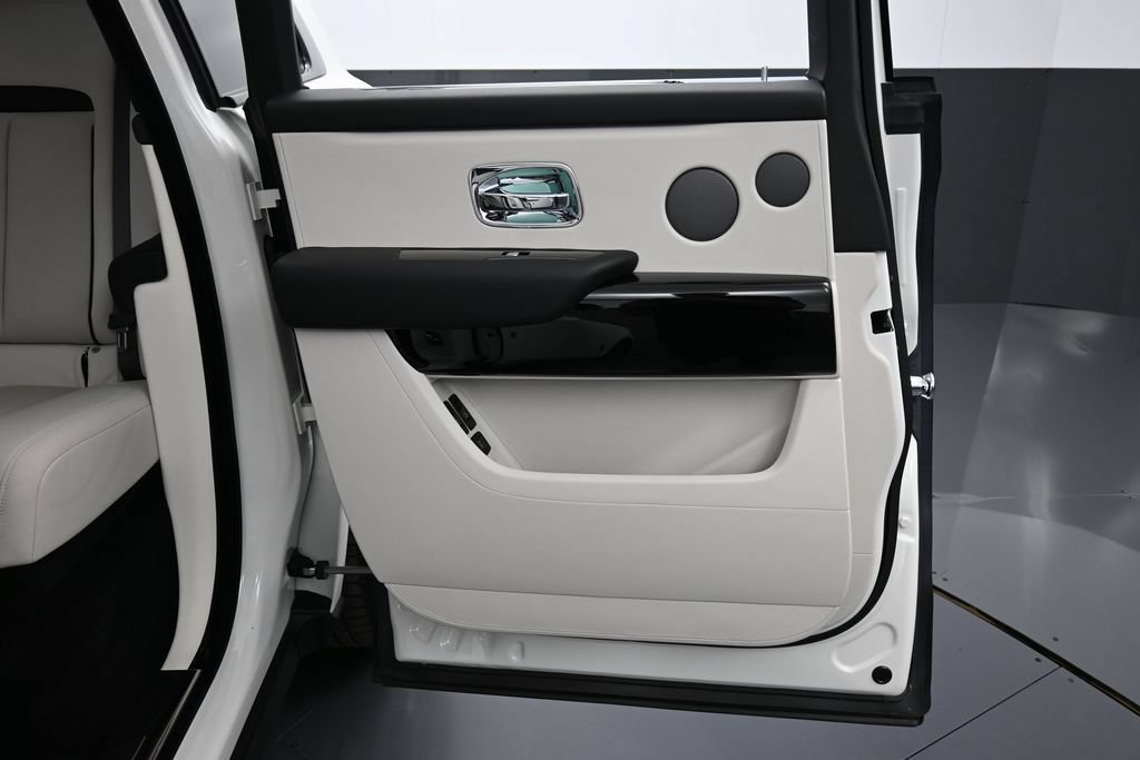Certified 2022 Rolls-Royce Cullinan w/ Dark Exterior Package AWD/4WD image 24