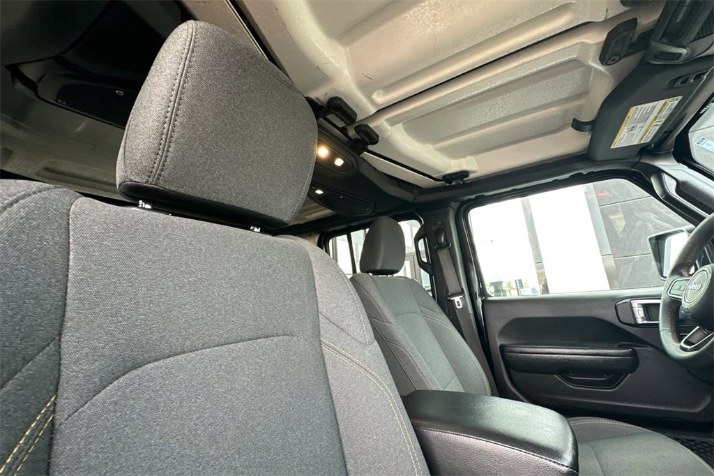 Used 2024 Jeep Wrangler Unlimited image 20