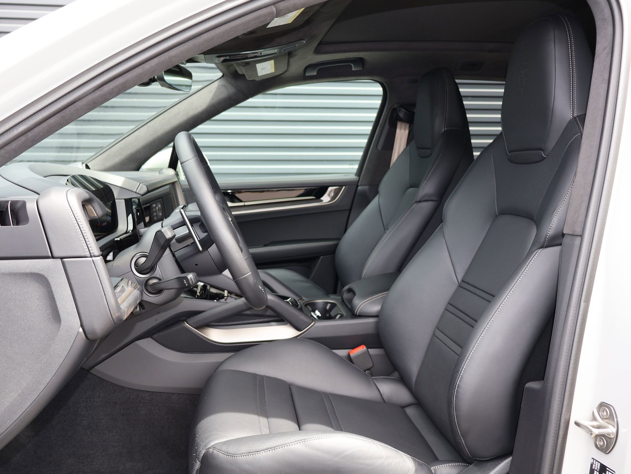 Used 2025 Porsche Cayenne Turbo image 5