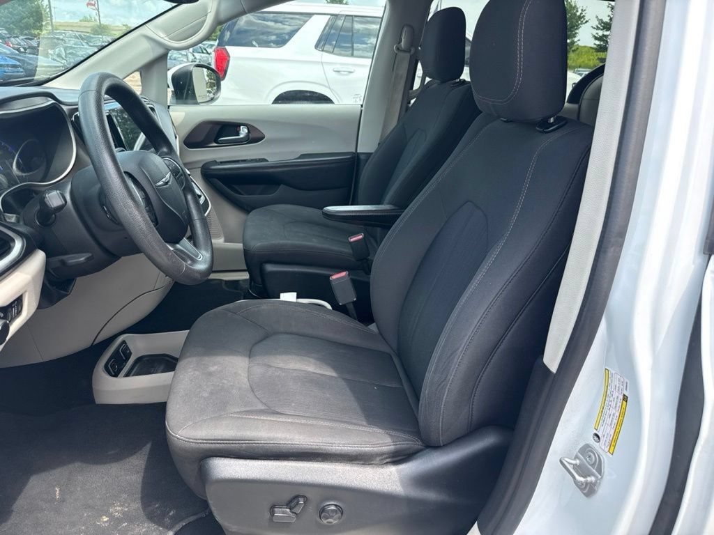 Used 2018 Chrysler Pacifica Touring w/ Tire & Wheel Group FWD image 15