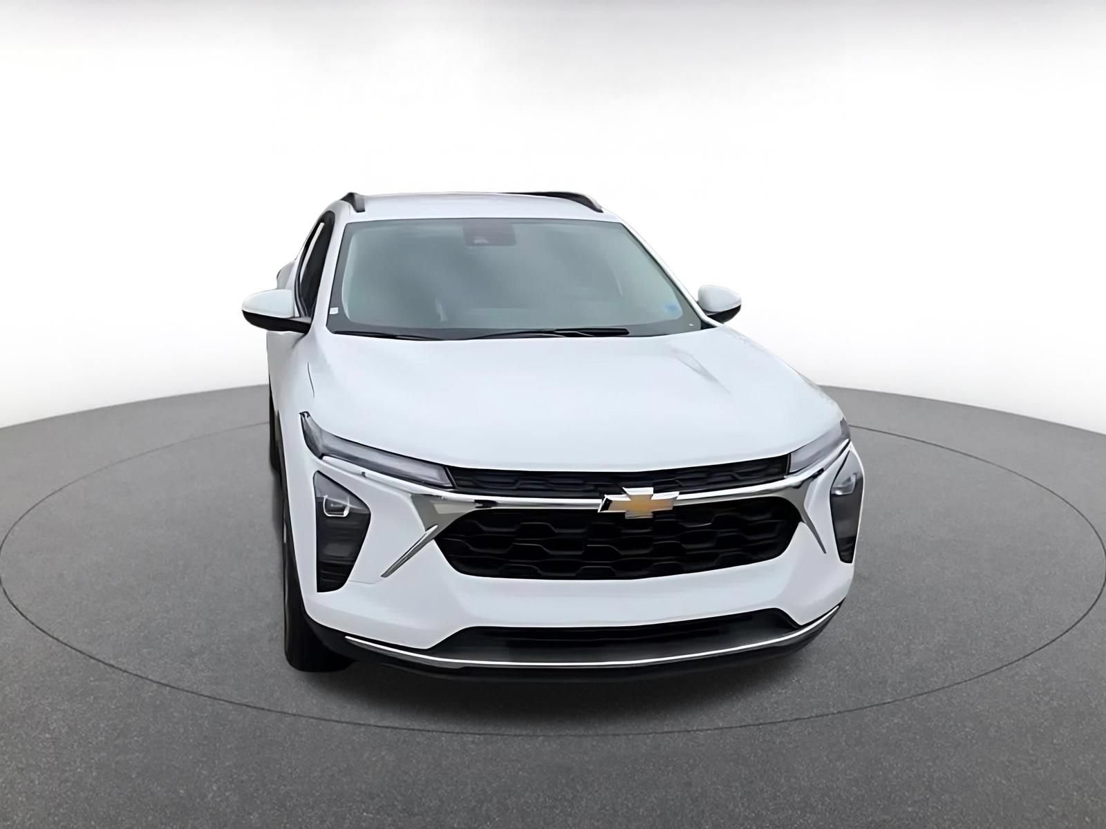 Used 2025 Chevrolet Trax LT FWD image 4