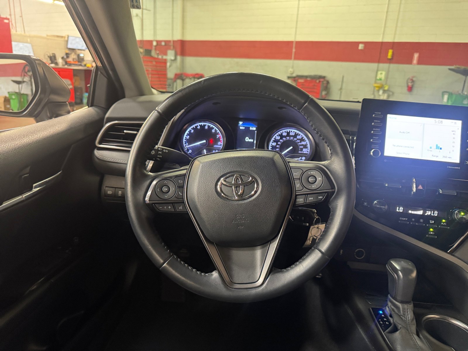 Used 2022 Toyota Camry SE FWD image 9