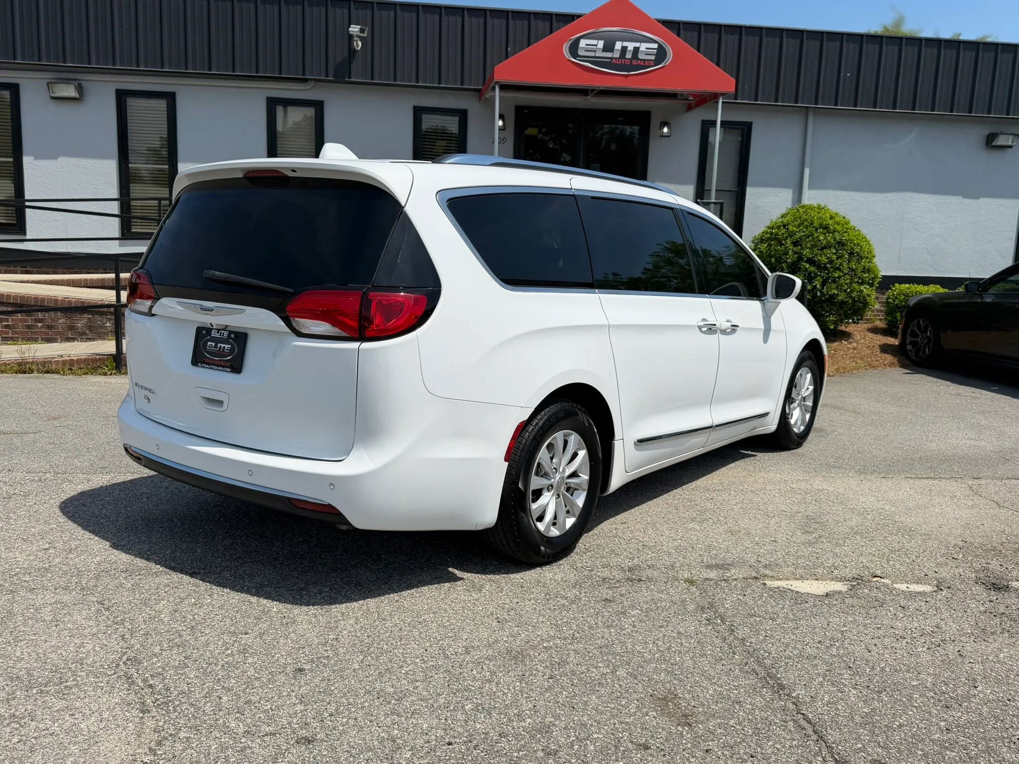 Used 2019 Chrysler Pacifica Touring-L image 7