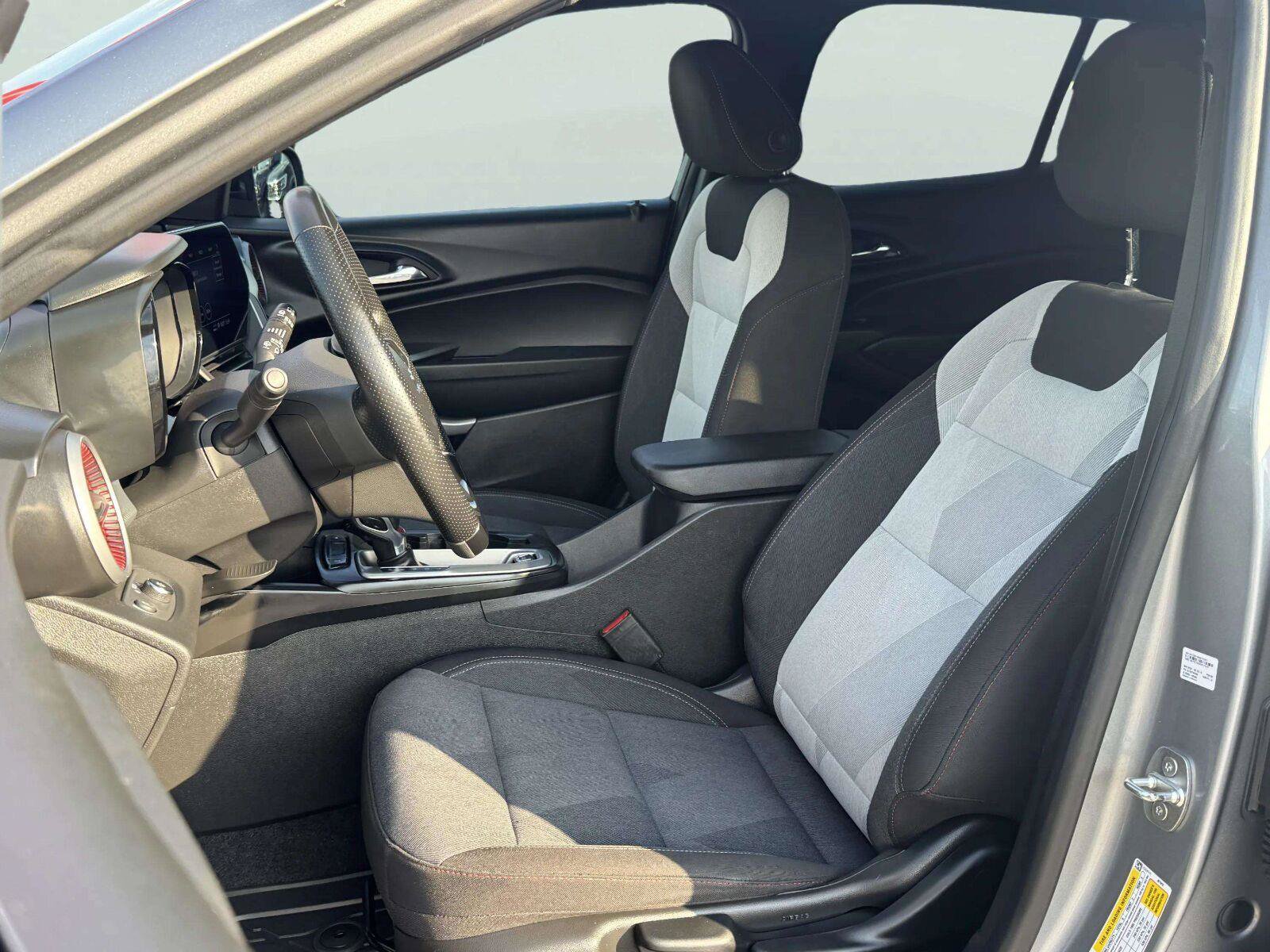 Used 2024 Chevrolet Trax RS w/ Sunroof Package FWD image 20