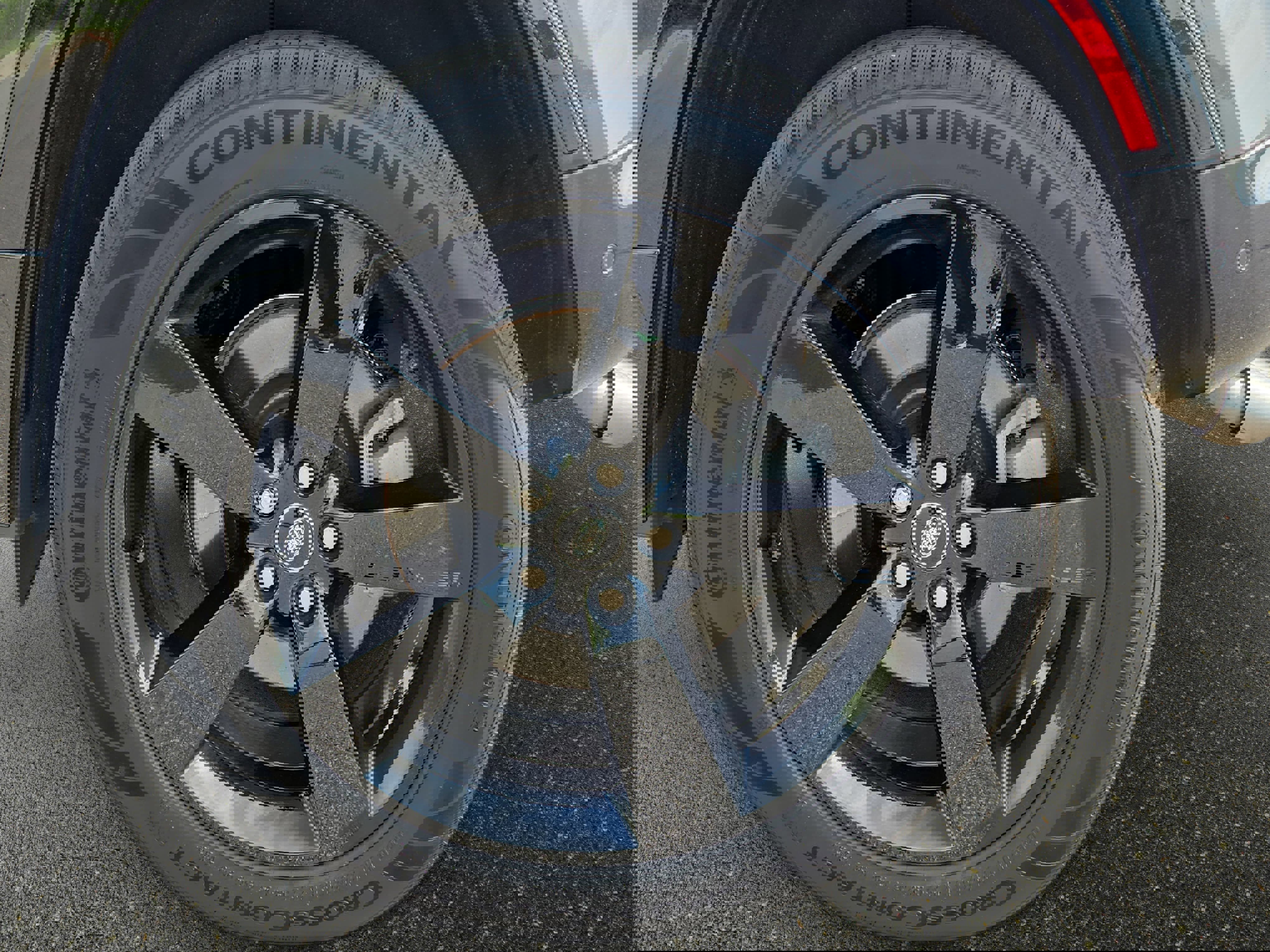 Certified 2025 Land Rover Defender 110 X-Dynamic SE image 33