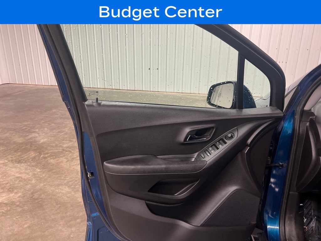 Used 2020 Chevrolet Trax LT w/ Driver Confidence Package AWD/4WD image 14