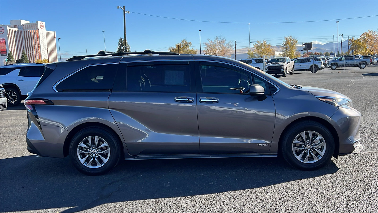 Used 2021 Toyota Sienna XLE image 4