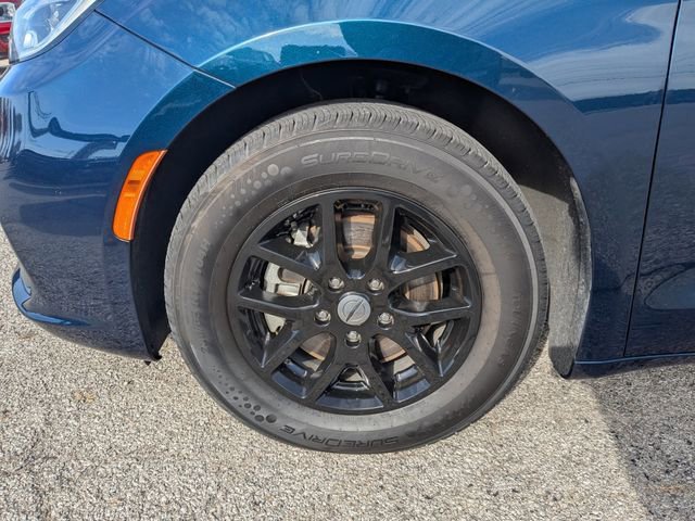 Used 2023 Chrysler Pacifica Touring-L image 17