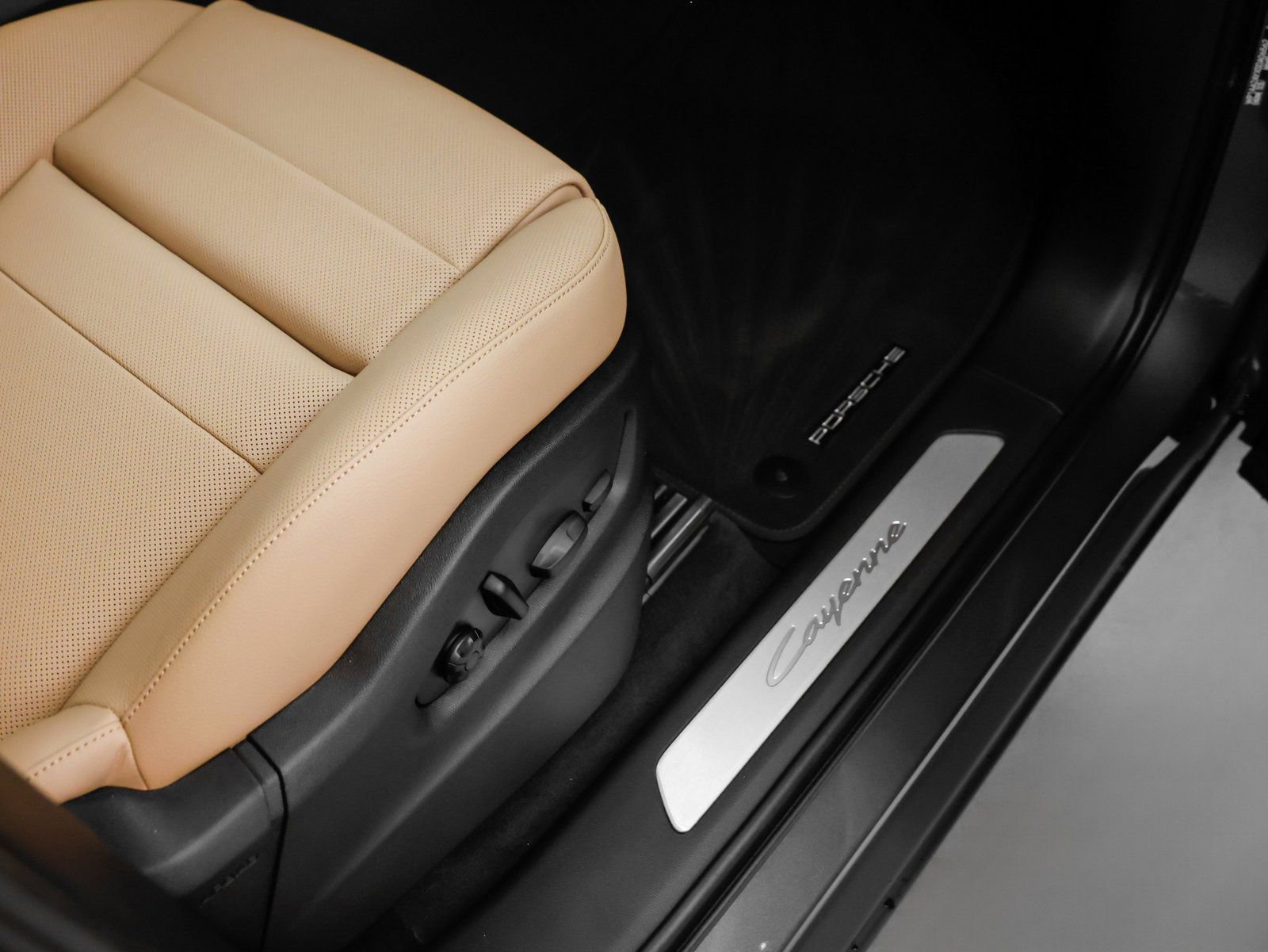 Certified 2025 Porsche Cayenne image 15