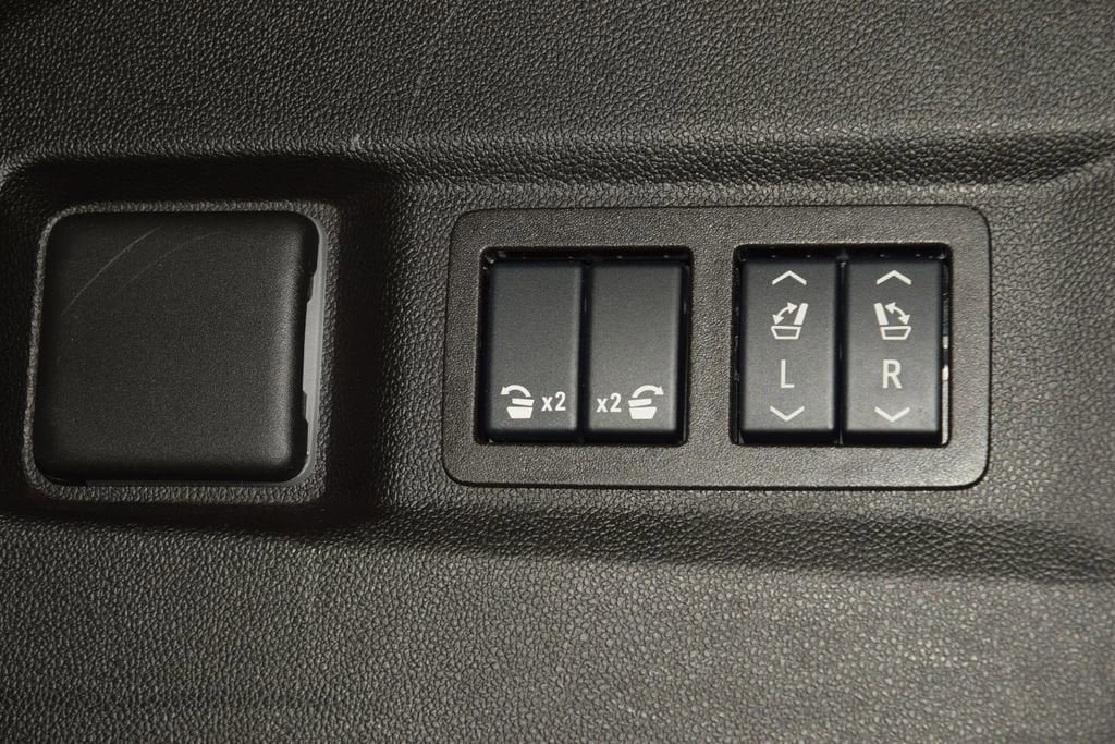 Used 2024 GMC Yukon AT4 AWD/4WD image 27