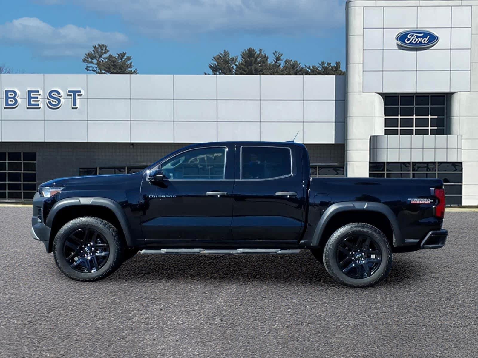 Used 2024 Chevrolet Colorado Trail Boss w/ Technology Package AWD/4WD image 4