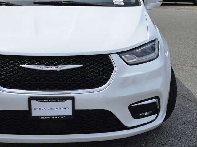 Used 2022 Chrysler Pacifica Touring-L FWD image 2
