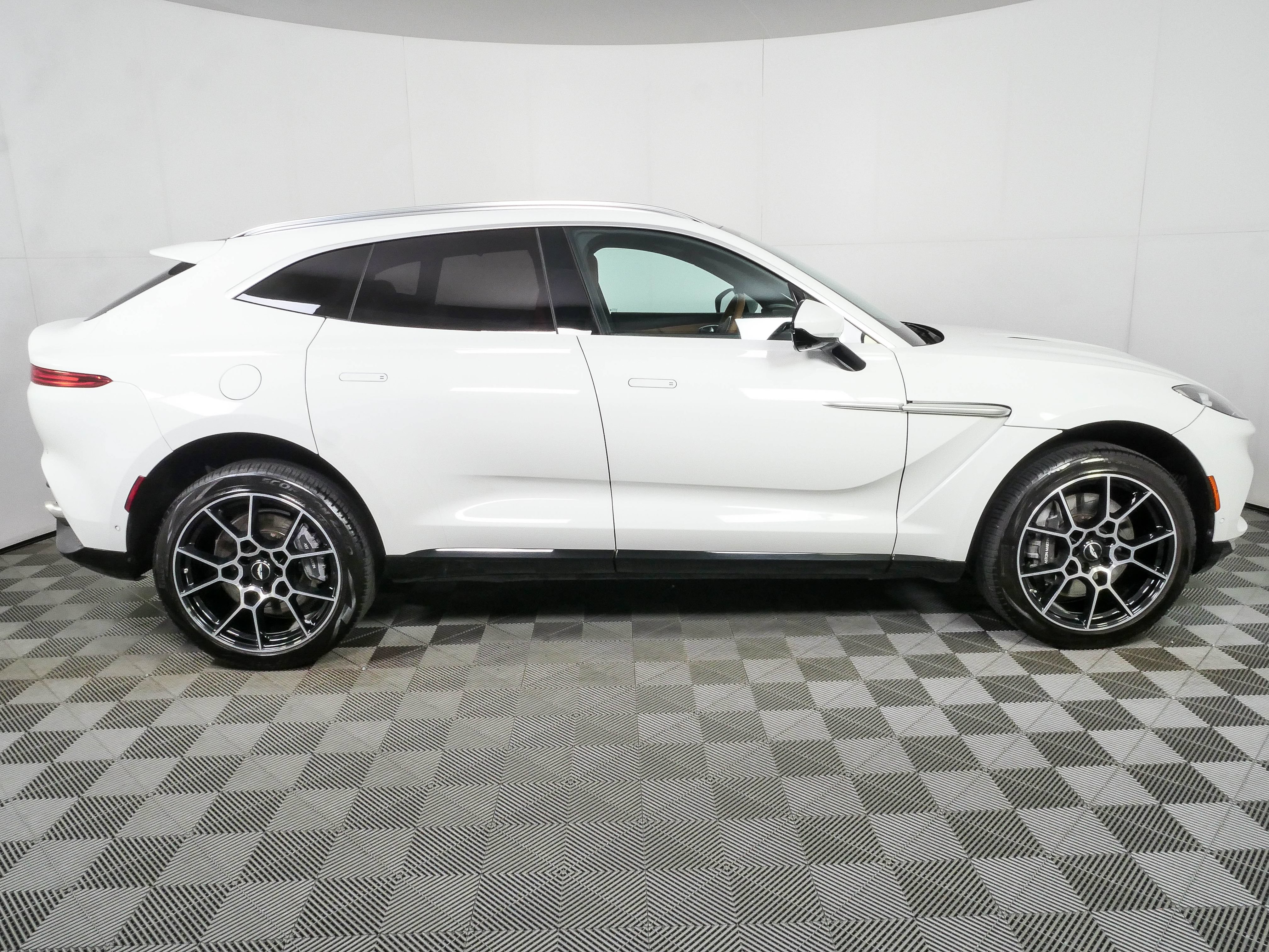 Used 2021 Aston Martin DBX AWD/4WD image 28