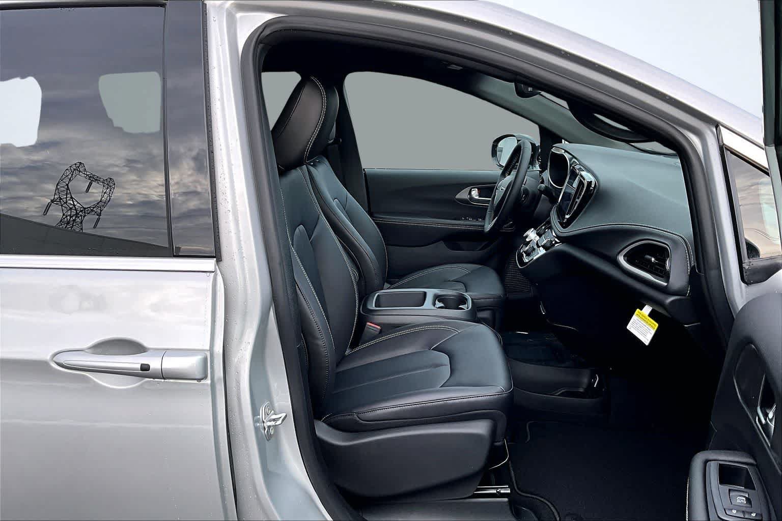 New 2026 Chrysler Pacifica Select AWD/4WD image 14