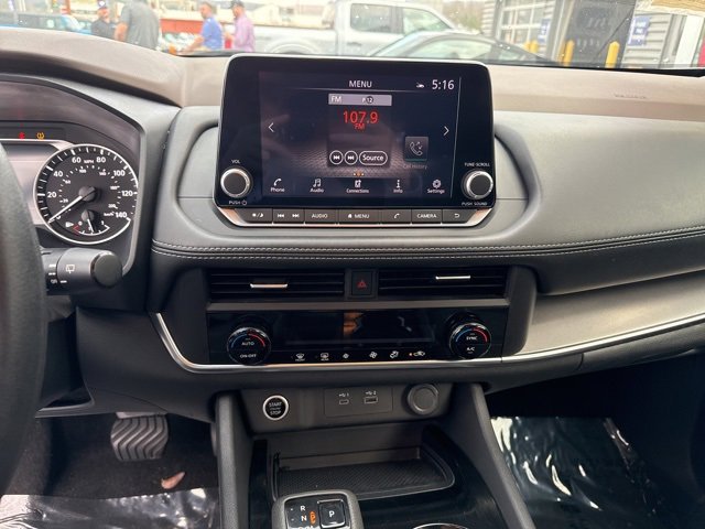 Used 2023 Nissan Rogue SV image 10