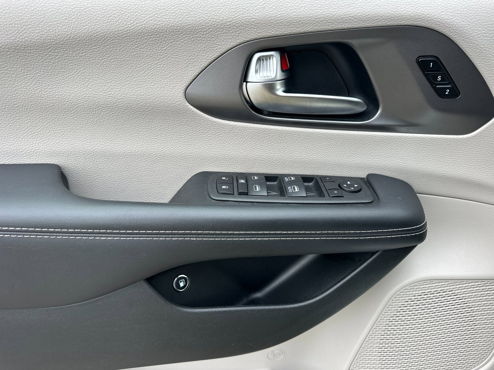 Used 2023 Chrysler Pacifica Touring-L image 10