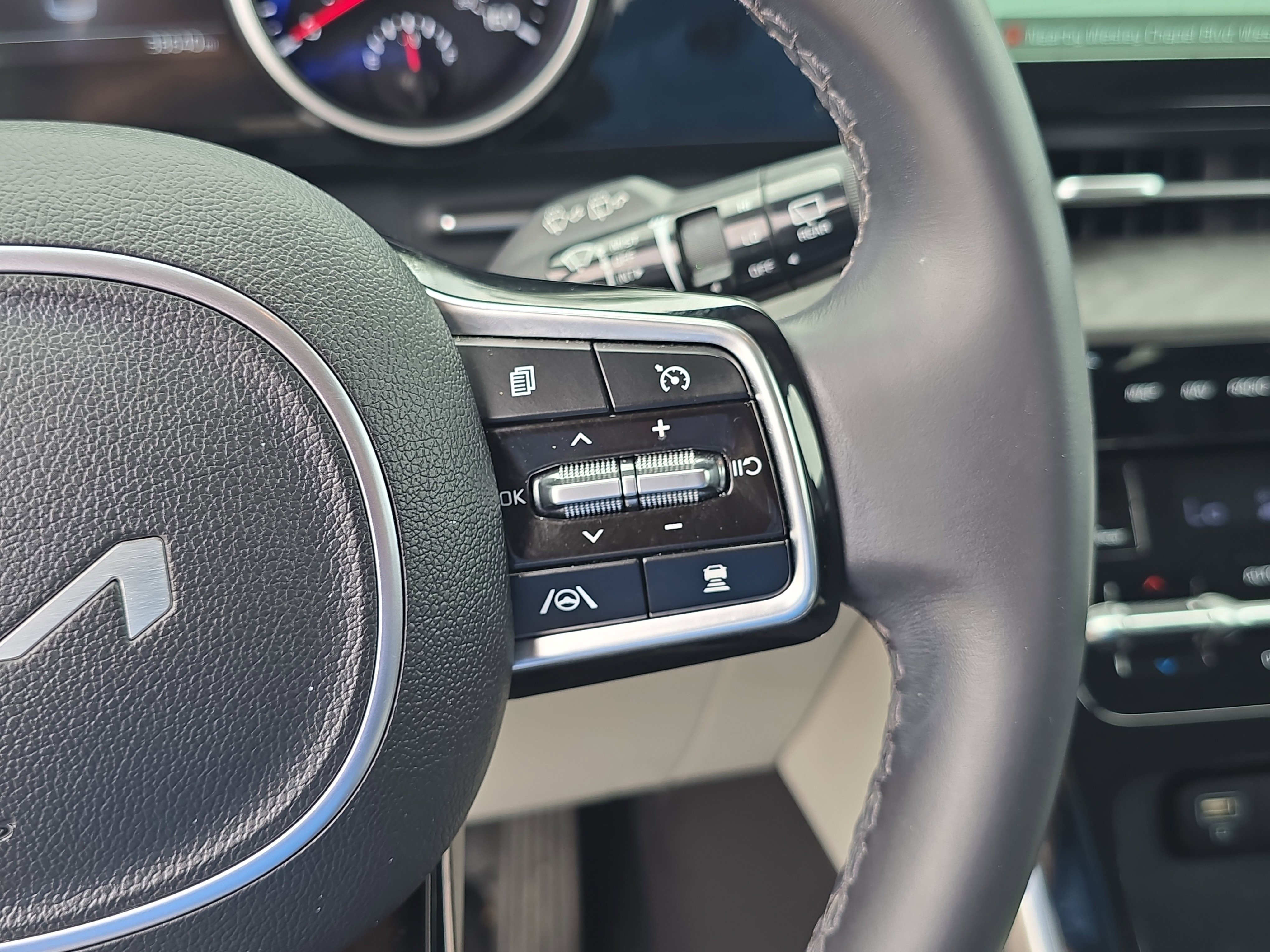 Certified 2023 Kia Carnival EX image 32