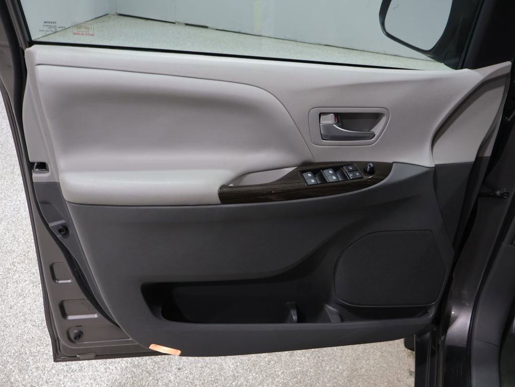 Used 2017 Toyota Sienna XLE image 13